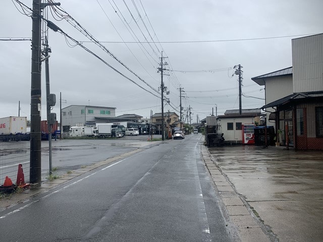 前面道路は大型車通行可能です。