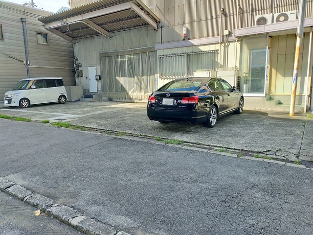 前面空地に駐車スペースがあります。