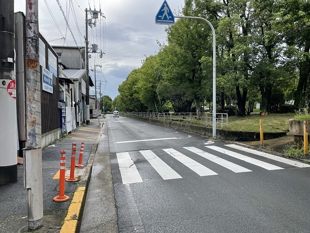 前面道路は一方通行です。