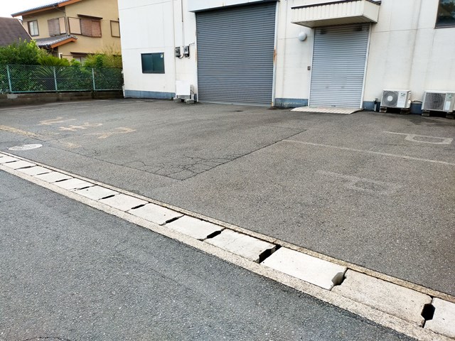 前面に駐車スペースがあります。