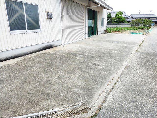 前面空地に複数台分の駐車スペースがあります。