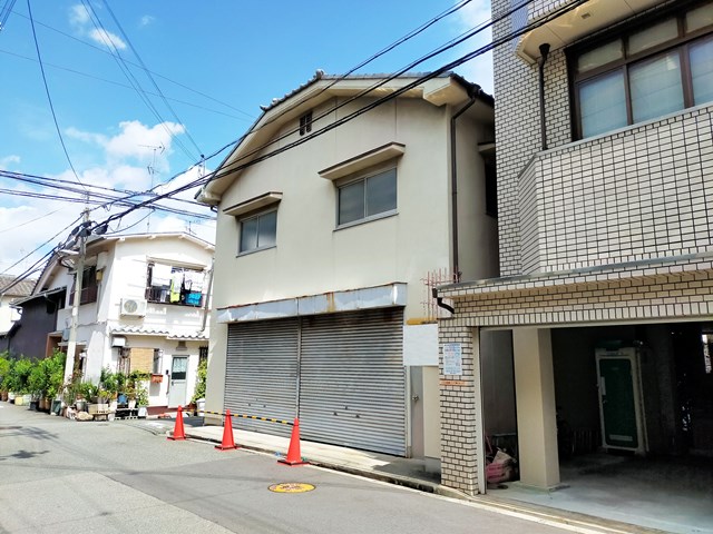 大通りから入ってすぐの倉庫です。