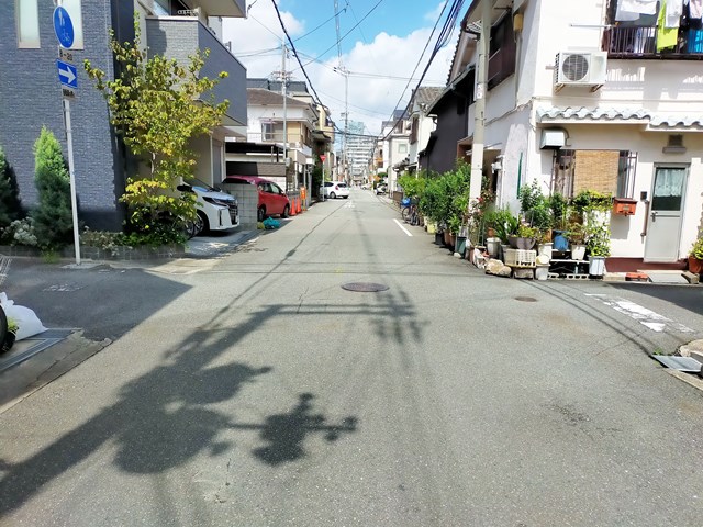 近隣に民家あります。