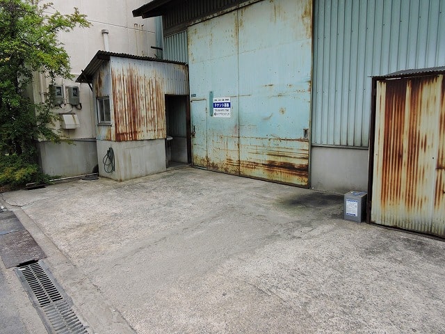 トイレは外についています。