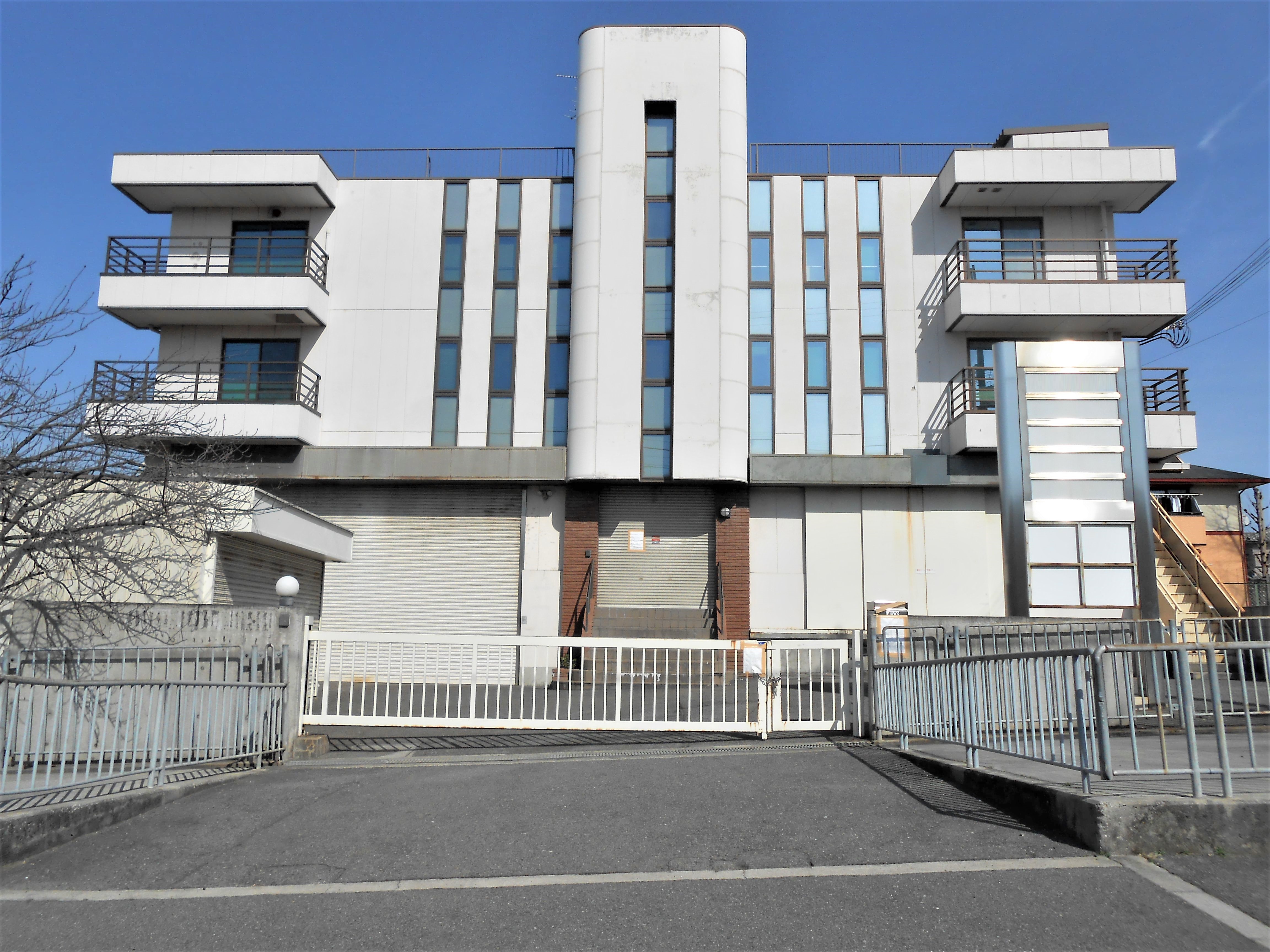 地下1階、地上3階の建物です。