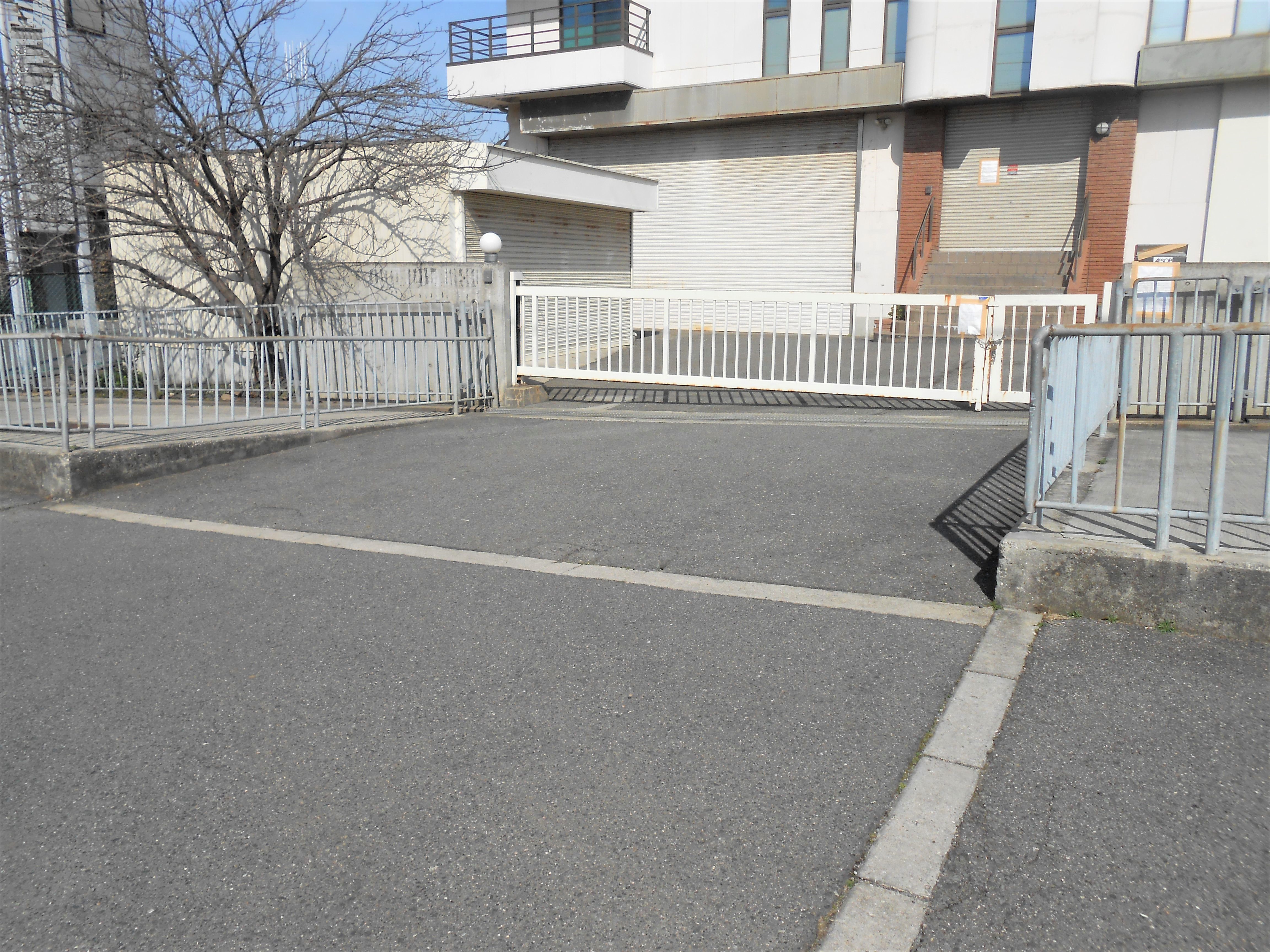 大通り沿いです。