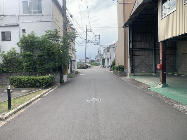 前面道路は大型車規制があります。