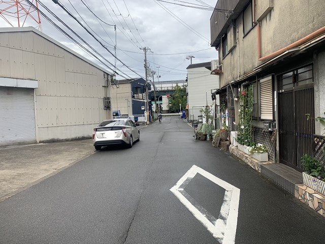 近隣に民家があります。