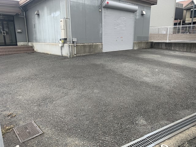 乗用車約2台に駐車可能です。