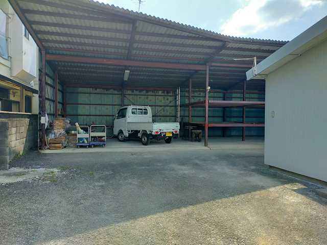 奥は屋根付きスペースがあります。資材置き場にどうぞ。