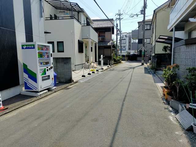 近隣に民家あります。