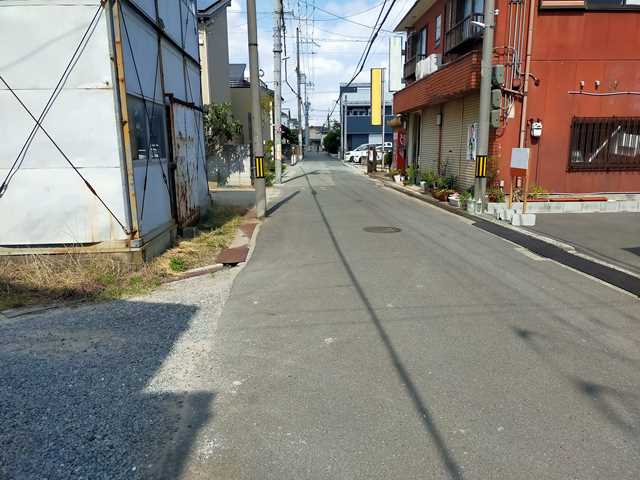 物件前の道路を出たすぐの道路です。