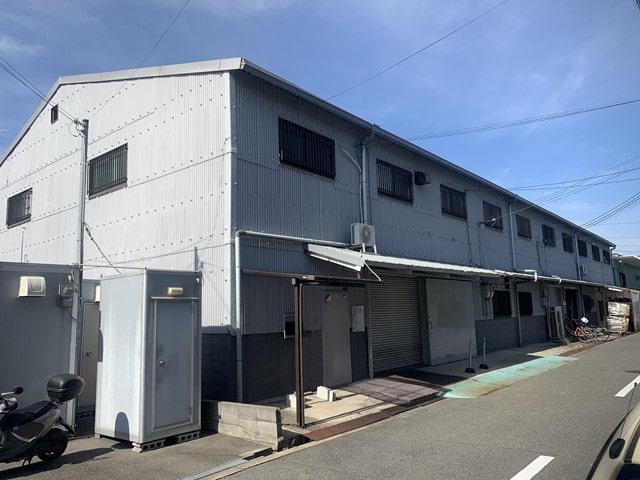 連棟の倉庫・工場になります。