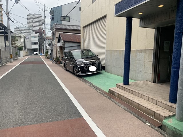 乗用車1台駐車可能です。