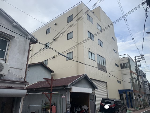 荷物用リフト1基あります。