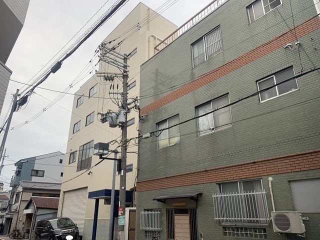 2階壁に荷物の搬入入口があります。