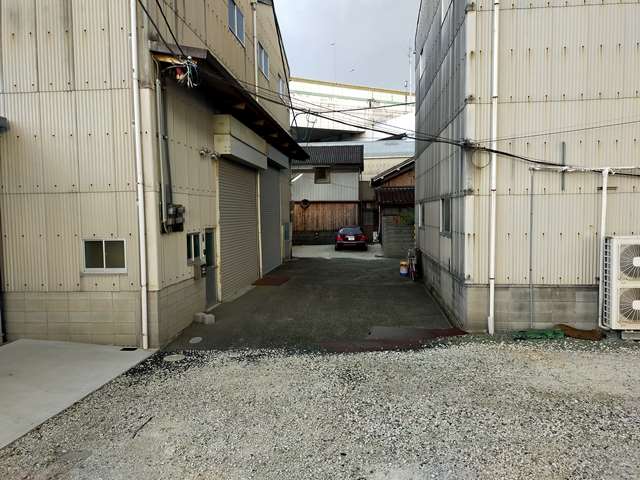 前面は共有通路になります。