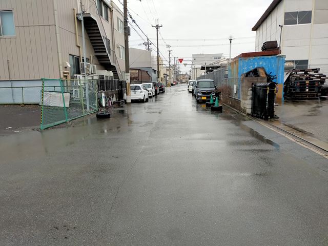 共有通路を出た道路です。