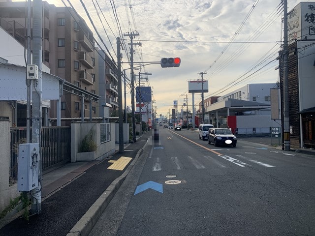 幹線道路沿いに物件があります。