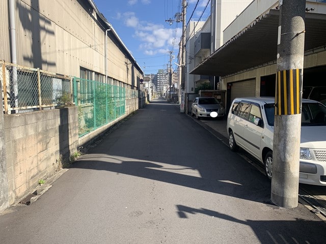 2t車もしくは乗用車の通行がギリギリです。