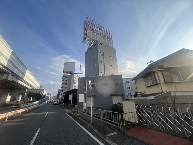 幹線道路沿いの物件です。