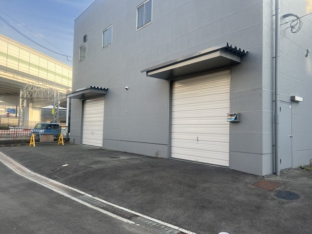 搬入搬出は2基のオーバースライダーからになります。