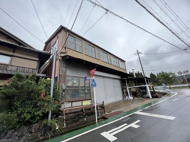 元木材倉庫です。