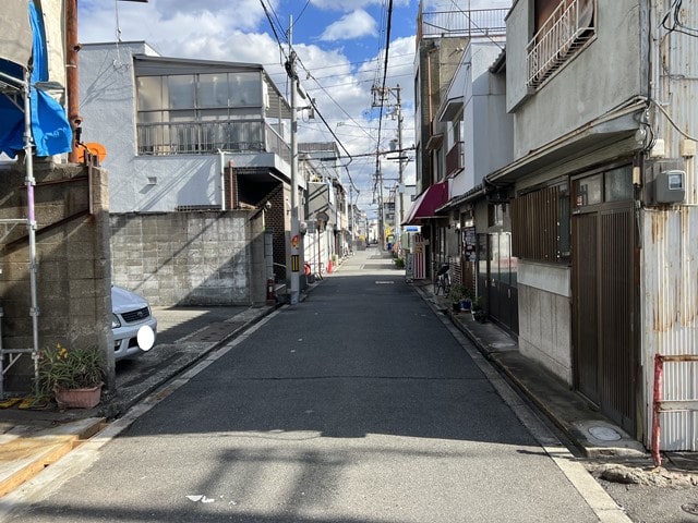 前面道路は一方通行道路になります。