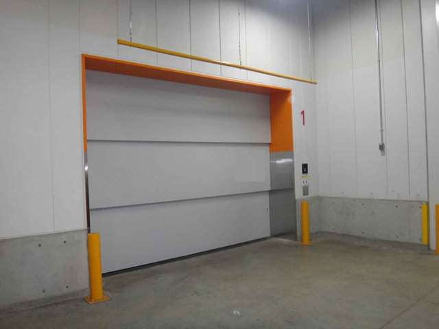 荷物用リフトで荷物の移動も楽々に。