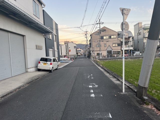 奥は民家が多いです。
