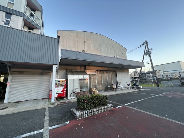 幹線道路沿いです。