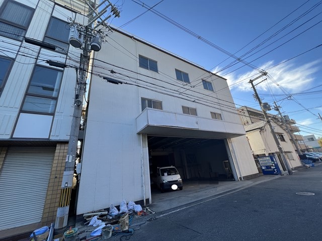 1階部分に駐車スペースあります。