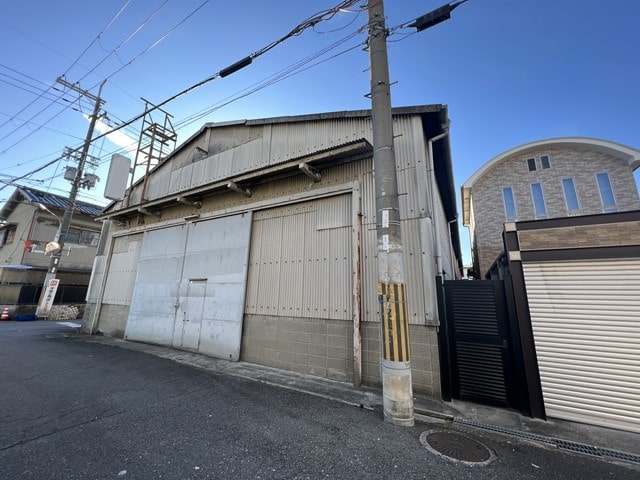 近隣に民家があります。