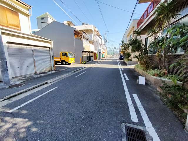 広めの一方通行道路です。