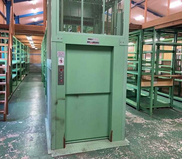 荷物用リフトになります。