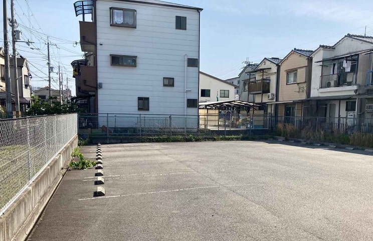 物件後ろ側に駐車スペースあります。