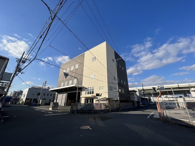角地の大型倉庫です。