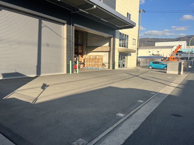 横付けで10ｔ車駐車可能です。
