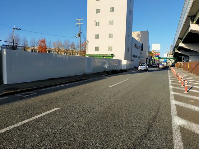 前面道路広めです。