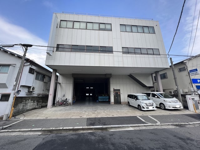 荷物用リフト1基あります。