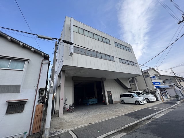 近隣に民家があります。