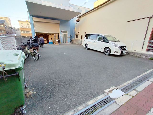 前面空地は荷解き場と駐車スペースにご活用頂けます。