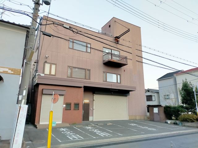 事務所付きの３階建の倉庫です。