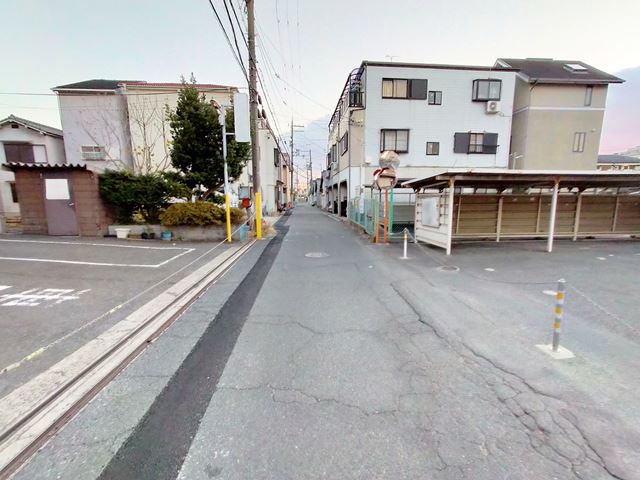 前面道路はセットバックで広くなり使いやすくなります。