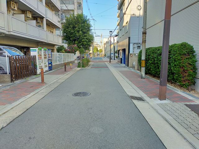 すぐに大通りに出れます。