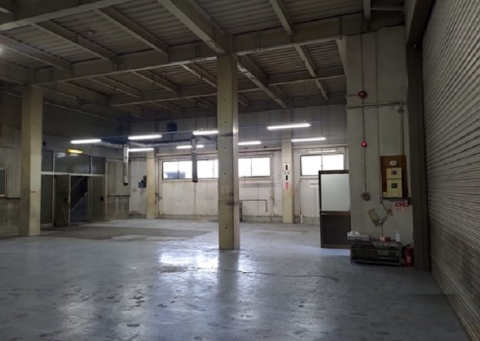 シャッター入ってすぐにの場所になります。