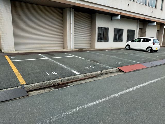 前面には複数台の駐車スペースがあります。