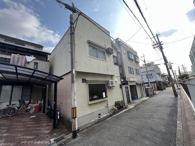近隣に民家があります。