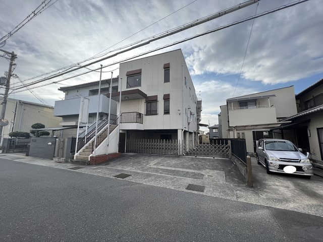 近隣に民家があります。