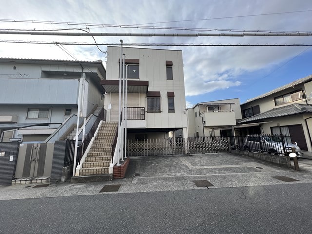 1階は駐車スペースになっています。